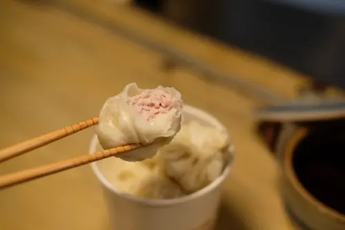 ▲雖然是厚皮小籠包，趁熱吃的時候會咬到內餡依然會有湯汁。（圖／記者葉盛耀攝）