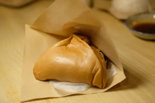 ▲爆湯黑糖包裡頭是包入黑糖糖漿，吃時要小心燙口。（圖／記者葉盛耀攝）