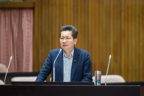 ▲吳春城在質詢時表示，他要替公務人員抱不平 （圖／業者提供）