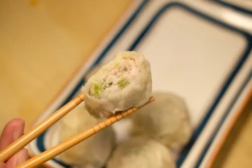 ▲「澎湖海菜翡翠包」的內餡中有些綠綠的小顆粒，即是澎湖海菜。（圖／記者葉盛耀攝）