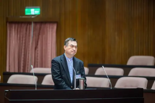 ▲鄧家基回答說，考績法一直被認為被主管當成做人情的工具，成為公務體系一大弊病