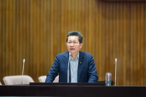 ▲吳春城在質詢時表示，他要替公務人員抱不平 （圖／業者提供）