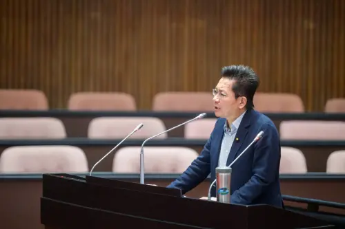 ▲吳春城在質詢時表示，他要替公務人員抱不平 （圖／業者提供）