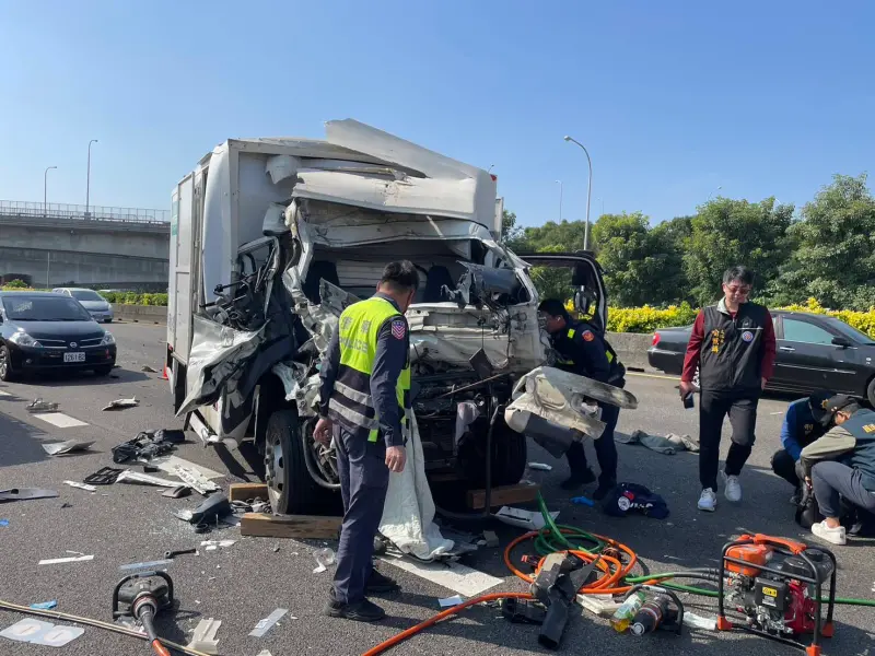 ▲30日上午，國道1號發生車禍事故，賴男駕駛大貨車追撞前方小客車、砂石車，因車頭嚴重扭曲變形，賴男及乘客張男、高男受困，張男與高男失去生命跡象，送醫搶救不治。（圖／翻攝畫面）