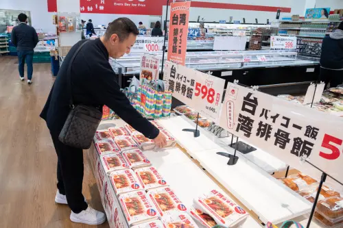 ▲日本人開心選購「台灣排骨便當」。（圖／農業部）