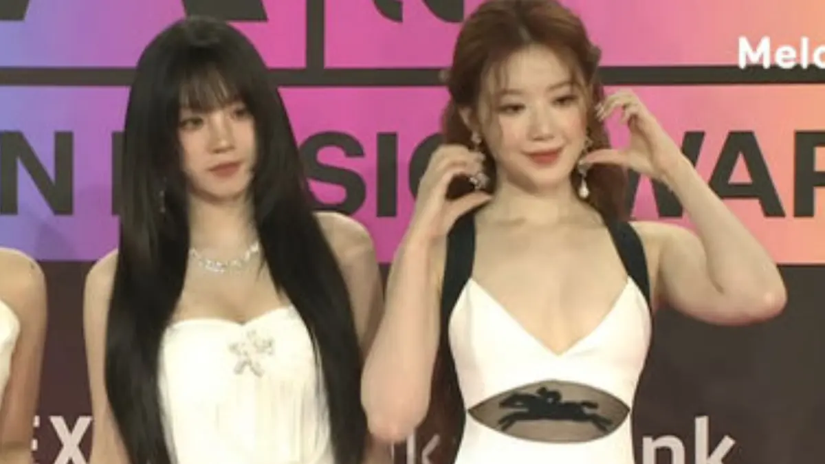 ▲舒華（右）昨日出席MMA頒獎典禮，身穿黑白禮服露出大面積白皙肌膚讓粉絲暴動，這件禮服其實曾莞婷也穿過，但舒華撞衫在「1細節」上勝過曾莞婷了。（圖／MMA YouTube）