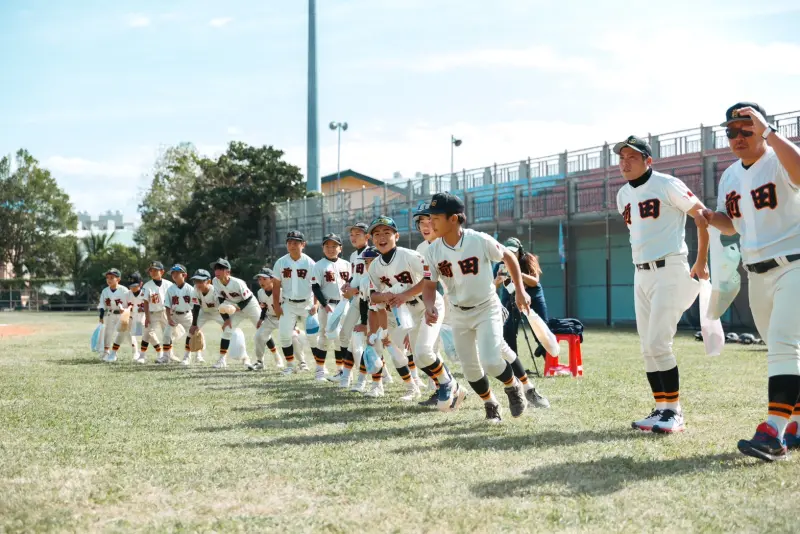 ▲關懷盃連續2年邀請日本沖繩縣的少棒隊前來交流，這次由浦添市立前田小學代表，今天他們進行一日2戰，早上先以4：2力退太巴塱國小，下午再用10：0擊退泰源國小，取得2連勝登上小組第一晉級14強。（圖／關懷盃提供）