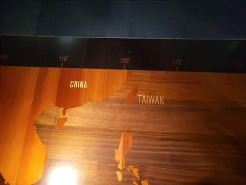 太平洋廳地板上印有「太平洋地板畫」,畫上明確註記台灣 ▲太平洋廳地板上印有「太平洋地板畫」,畫上明確註記台灣。(圖/記者陳佩君攝,2024.12.1)