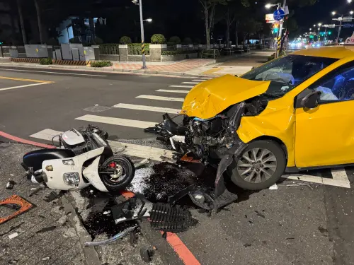 板橋休旅車碰撞計程車！慘波及待轉機車、騎士遭撞翻滾畫面曝光
