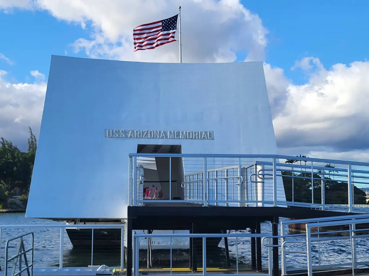 ▲亞利桑納號戰艦紀念館，位於原戰艦殘骸正上方。（圖／記者陳佩君攝，2024.11.30）