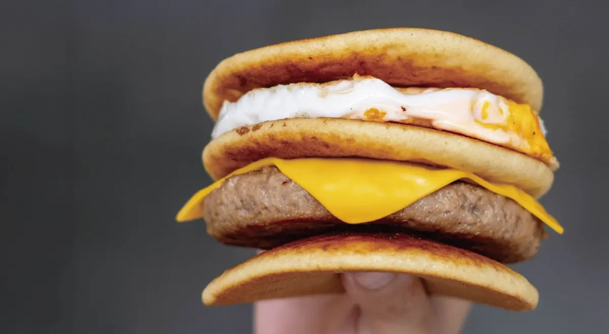 ▲台灣麥當勞「McGriddles楓糖鬆餅漢堡」搶爆，繼全家便利商店、麥味登也推出鬆餅堡，網友狂讚「沒輸麥當勞」一天賣到缺貨。推薦菜單、價格，麥味登APP秒查「還有嗎」掌握補貨時間一次整理。（圖／翻攝自麥味登FB）