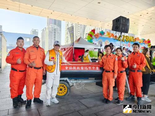 國際獅子會300C-1區愛心園遊會 募集善款1400萬助弱勢 ▲國際獅子會300C-1區獅友募集善款捐贈台中市迅雷救援協會2艘救難艇。(圖/記者金武鳳攝,2024.12.1)