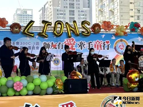 國際獅子會300C-1區愛心園遊會 募集善款1400萬助弱勢 ▲國際獅子會300C-1區愛心園遊會今登場,由知名樂團演奏莫札特奏鳴曲揭開序幕。(圖/記者金武鳳攝,2024.12.1)