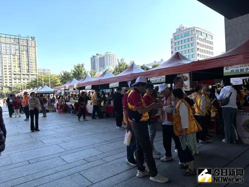 國際獅子會300C-1區愛心園遊會 募集善款1400萬助弱勢 ▲國際獅子會300C-1區愛心園遊會今登場,有逾百攤位參與。(圖/記者金武鳳攝,2024.12.1)