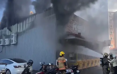 台南永康娃娃機台店火警！火光濃煙直竄天際　消防員佈水線灌救
