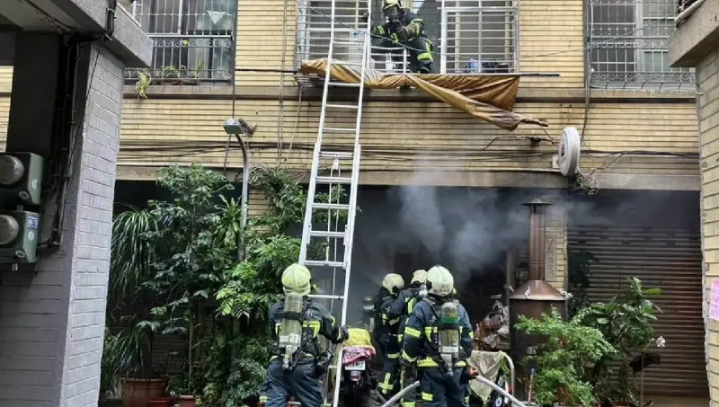 ▲1日上午，台北市大同區迪化街，一處民宅1樓宮廟發生火警，消防員救出一名26歲受困男性，送往馬偕醫院治療。（圖／翻攝畫面）