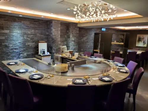 ▲1991年創立的台北老字號鐵板燒餐廳「犇」，其安和本館將營業到明年2月15日，原因在於租約將滿，業者也透露很快就將有新分店，新店址也曝光就在安和館隔壁。（圖／取自犇 鐵板燒 BEN Teppanyaki 臉書）