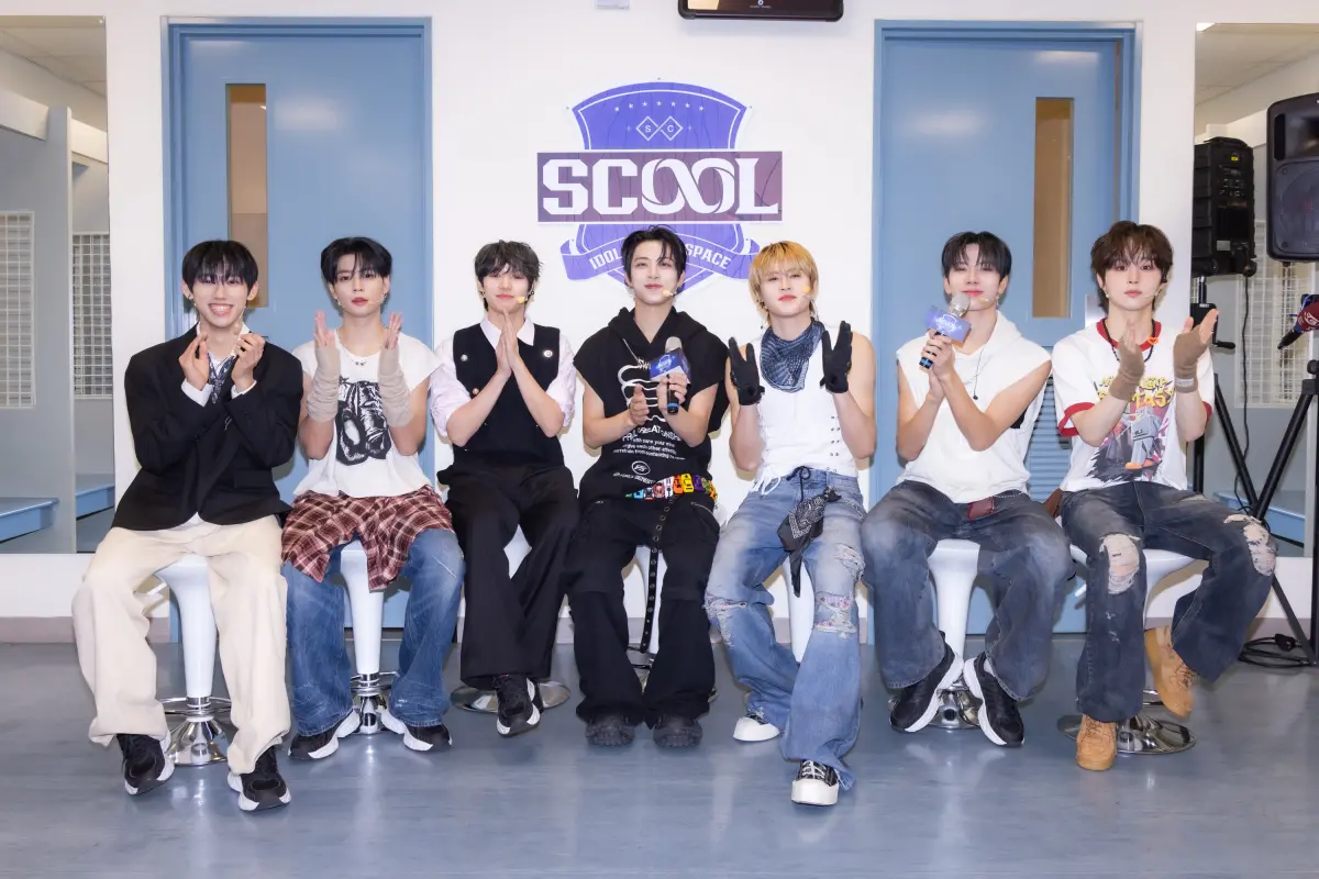 ▲被稱為「小王嘉爾」的《SCOOL》陳柏佑（後排右一）順利出道卻遭受不少質疑，他坦承起初心情會不太好，但後來被陳麒文（後排左二）鼓勵就轉念了，努力變得更好。（圖／天空娛樂提供）
