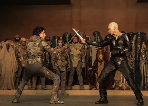 ▲已經是當紅小生的提摩西夏勒梅（左），在《沙丘》系列照樣扮演英雄角色，而且動作戲也不少。（圖／摘自IMDb）