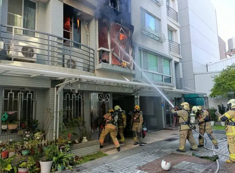 ▲1日下午，台南某透天民宅火警，男屋主受困4樓頂樓，消防局獲報派遣人車趕往救援，火勢約20分鐘撲滅，男屋主預防性送成大醫院治療。（圖／翻攝畫面）