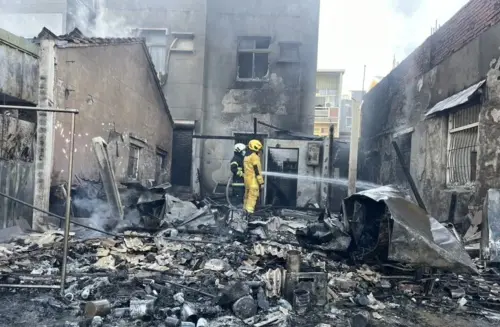 高雄茄萣平房火警！消防出動14車31人灌救　火勢猛烈慘燒成廢墟
