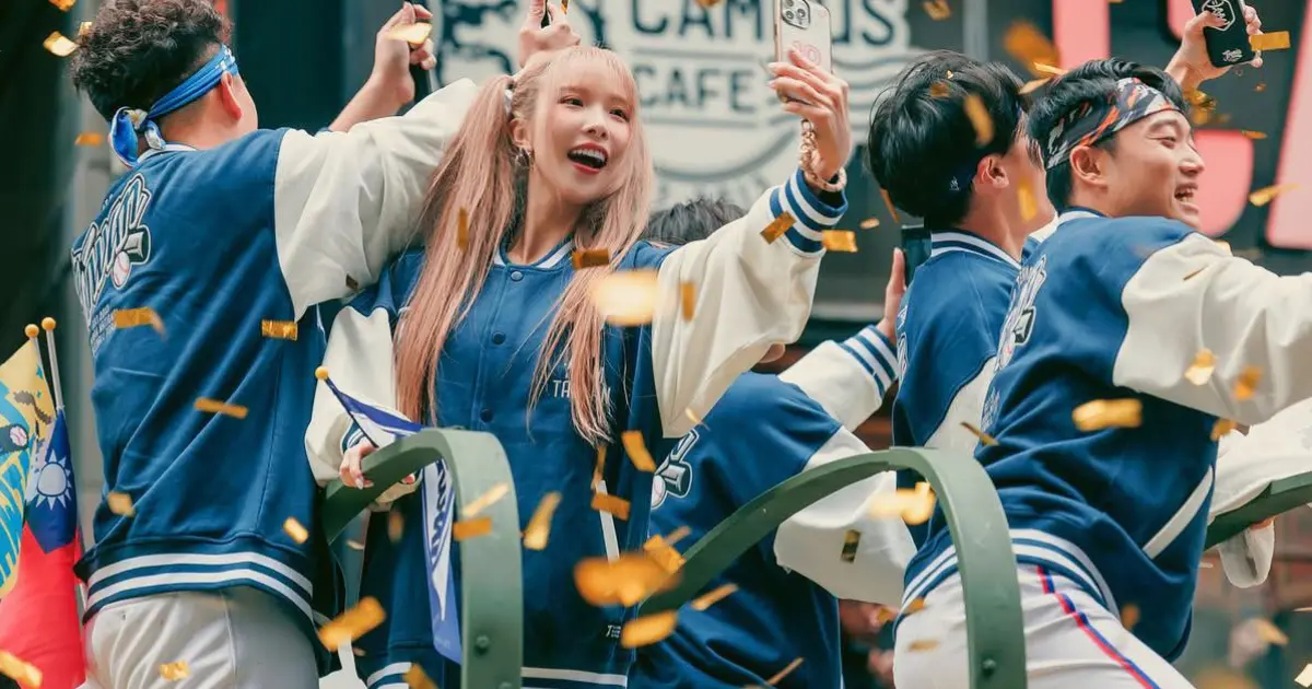 ▲Rina日前應援12強英雄遊行，在表演中的一個眨眼電暈觀眾，事後她的身分被起底。（圖／隻魚文創提供）