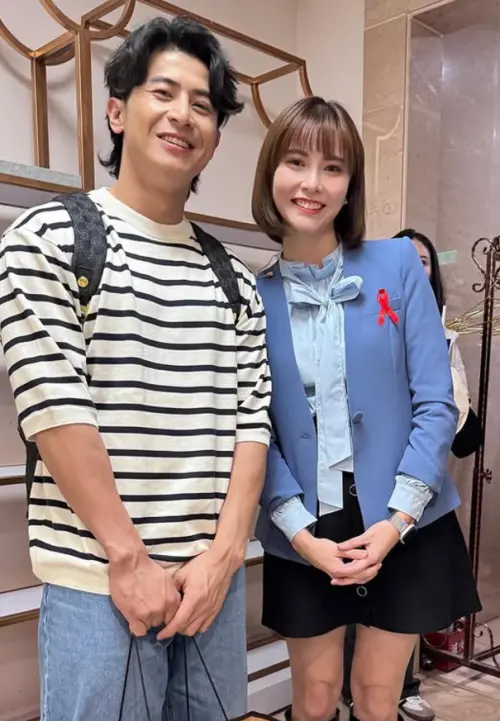 美女主播與陳傑憲合照。(圖/李作珩IG) ▲美女主播與陳傑憲合照。(圖/李作珩IG)