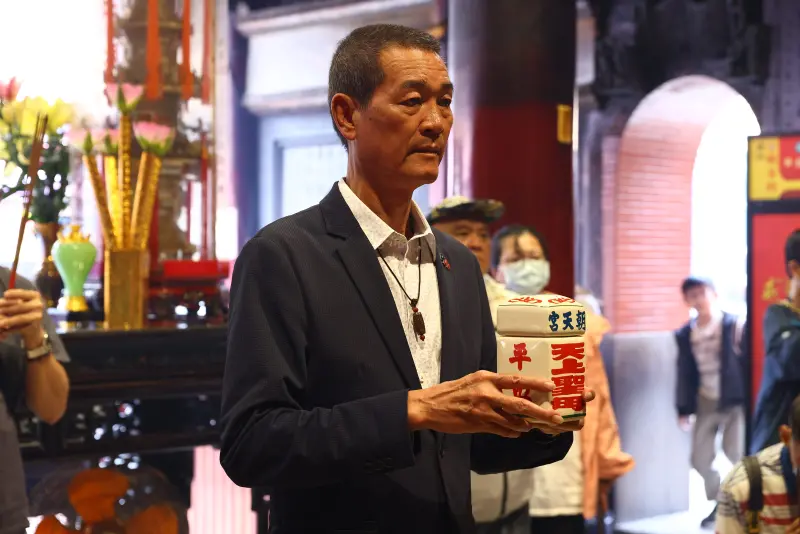 ▲北港朝天宮歡慶建廟330週年，與金門酒廠攜手打造「北港朝天宮轎窗燈祈福紀念酒」(圖／朝天宮提供2024.12.2)