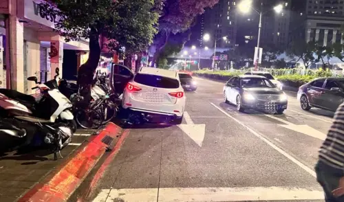 曹姓男子(21歲)駕駛馬自達3沿路違規逆向行駛,先是撞上一名女騎士後,再衝撞停等紅燈的外送員,下秒更碰撞2台自小客車才停車。(圖/翻攝畫面) ▲曹姓男子(21歲)駕駛馬自達3沿路違規逆向行駛,先是撞上一名女騎士後,再衝撞停等紅燈的外送員,下秒更碰撞2台自小客車才停車。(圖/翻攝畫面)