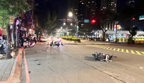 曹姓男子(21歲)駕駛馬自達3沿路違規逆向行駛,先是撞上一名女騎士後,再衝撞停等紅燈的外送員,下秒更碰撞2台自小客車才停車。(圖/翻攝畫面) ▲曹姓男子(21歲)駕駛馬自達3沿路違規逆向行駛,先是撞上一名女騎士後,再衝撞停等紅燈的外送員,下秒更碰撞2台自小客車才停車。(圖/翻攝畫面)