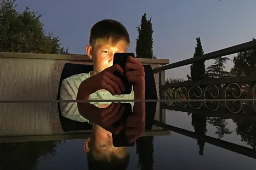 滑手機滑到睡著！醫揭研究：「1隱藏破口」釀糖尿病風險飆67%
