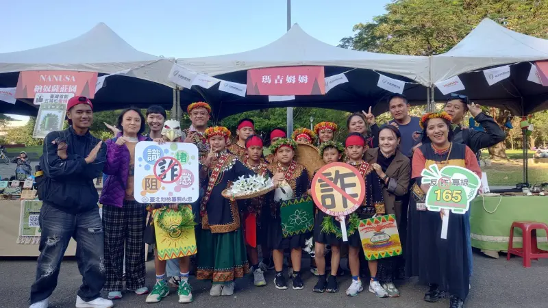 ▲最高檢察署與台北地檢署設計闖關遊戲及有獎徵答活動，在華山文創園區擺設攤位，和民眾互動，希望提升民眾防詐、識詐與阻詐能力。（圖／台北地檢署提供）