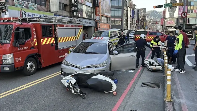 ▲今（2）日上午江姓男子（38歲）疑似吸食喪屍煙彈駕車出門，隨後導致精神不濟，並駛入對向車道，所幸車速不快，對向7輛機車見狀緊急避開，最終整輛車逆向停在基隆東岸停車場車道上。（圖／翻攝畫面）