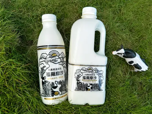 小農生力軍+1 福爾摩沙鮮乳家樂福上架主打平價 ▲瓶身有代表台灣酪農驕傲的乳牛意象,因此以福爾摩沙為名,象徵台灣的鮮乳好味道。(圖/業者提供)