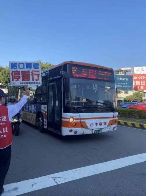 ▲公車司機路上進行指差確認。（圖／交通部）