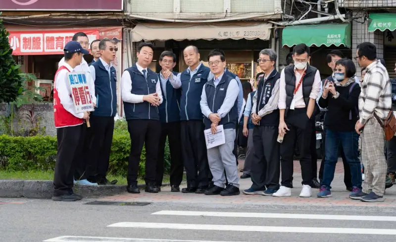 ▲交通部長陳世凱今（2）日赴台中現場稽查大客車停讓狀況。（圖／交通部）