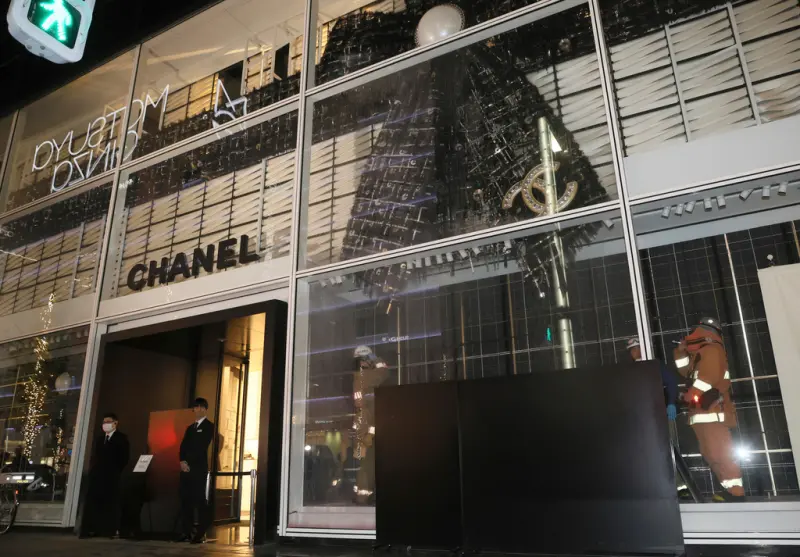 ▲位於日本東京銀座的「香奈兒銀座店」在當地時間2日傍晚傳出火災意外，店內的蝴蝶結耶誕裝飾因不明原因起火燃燒。（圖／美聯社／達志影像）