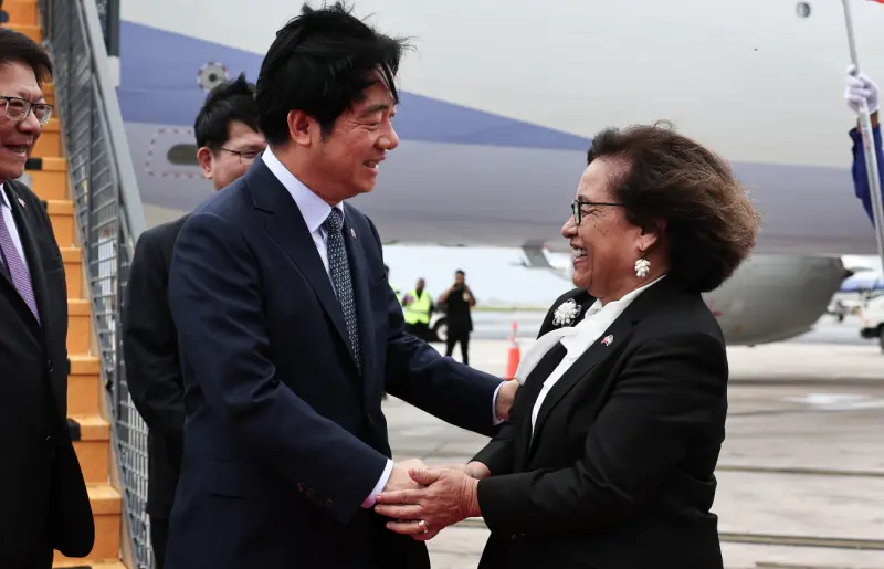 ▲賴清德抵達馬紹爾，馬國總統海妮來接機。（圖／隨團記者提供）