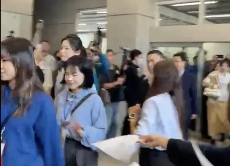 ▲陸生團尷尬拒絕台大生給的標語。（圖／翻攝自台大濁水溪社直播）