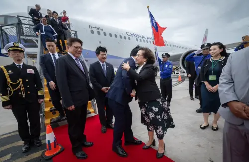 ▲賴清德抵達馬紹爾，馬國總統海妮熱情迎接。（圖／總統府提供提供）