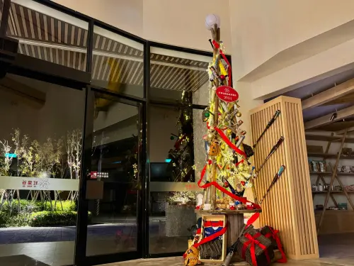 台東紅葉谷綠能溫泉園區將於12月6日舉辦「紅葉光輝.點亮傳承之光」聖誕樹點燈儀式。(圖/台東紅葉谷綠能溫泉園區提供) ▲台東紅葉谷綠能溫泉園區將於12月6日舉辦「紅葉光輝.點亮傳承之光」聖誕樹點燈儀式。(圖/台東紅葉谷綠能溫泉園區提供)