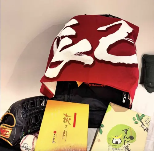 ▲隨著辰己涼介收到手套後，他也回禮給江國豪，禮物包含一咖屬於金手套獎的外野手手套、辰己涼介應援毛巾、與各式仙台伴手禮。（圖／取自江國豪個人IG）