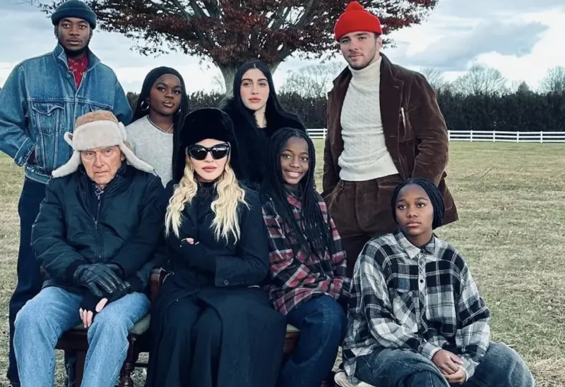 ▲瑪丹娜（前排左二）與93歲父親（前排左一），以及6個孩子們一起共度感恩節，表示很難忘父親在接連喪妻、喪子後的痛哭，對於親情更加珍惜。（圖 ／摘自IG）