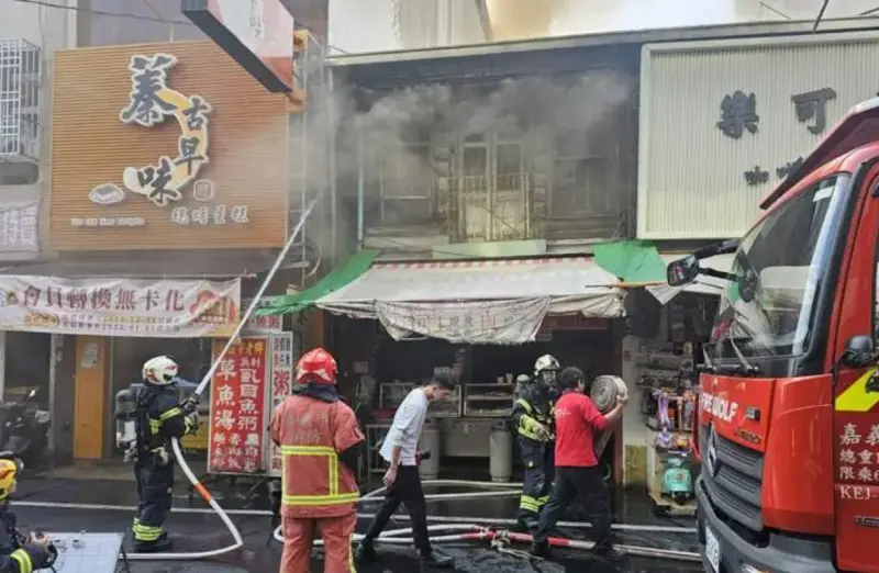 ▲3日上午，嘉義市東區公明路，一家經營超過60年的草魚湯店發生火警，嘉義市消防局獲報，出動14車40人車前往灌救。（圖／民眾提供）