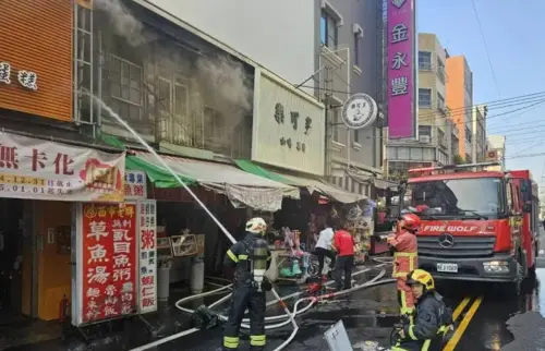 ▲3日上午，嘉義市東區公明路，一家經營超過60年的草魚湯店發生火警，嘉義市消防局獲報，出動14車40人車前往灌救。（圖／民眾提供）