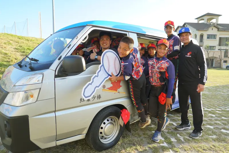▲為支持基層棒球教育，富邦文教基金會12月2日在台東棒球場送上驚喜，由富邦悍將球員張進德與王勝偉親自駕駛捐贈的新公務車進場，成為小將們冠軍獎盃外的最大禮物。（圖／富邦文教基金會提供）