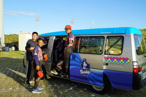 ▲為支持基層棒球教育，富邦文教基金會12月2日在台東棒球場送上驚喜，由富邦悍將球員張進德與王勝偉親自駕駛捐贈的新公務車進場，成為小將們冠軍獎盃外的最大禮物。（圖／富邦文教基金會提供）