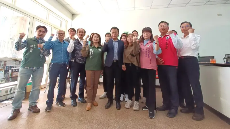 ▲民進黨南投地方黨公職人員，陪同蔡銘軒宣布參草屯鎮長。（圖／民進黨南投縣黨部提供，2024.12.03）