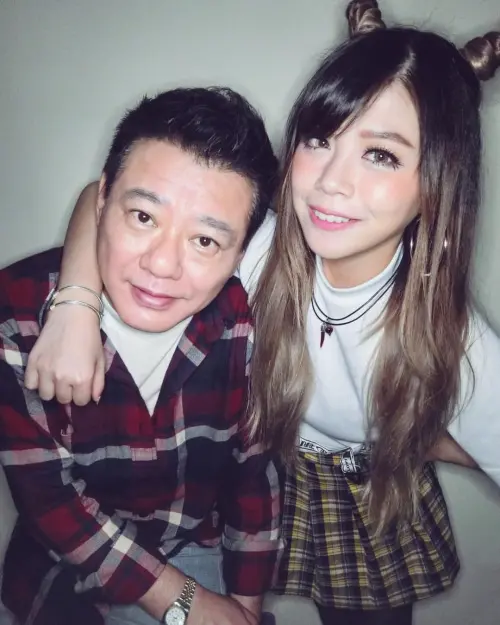 ▲近日林吟蔚(右)上訪談節目回憶父親安迪(左)過世前的搶救過程,聽到當時急診醫師無情地脫口「1句話」讓一家人全崩潰。(圖/翻攝自林吟蔚臉書) ▲近日林吟蔚(右)上訪談節目回憶父親安迪(左)過世前的搶救過程,聽到當時急診醫師無情地脫口「1句話」讓一家人全崩潰。(圖/翻攝自林吟蔚臉書)