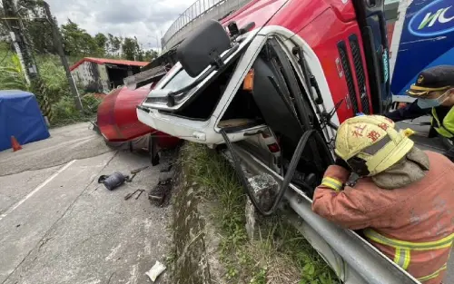 汐止預拌混凝土車翻覆！疑過彎時操作不慎　44歲男駕駛受困車內　
